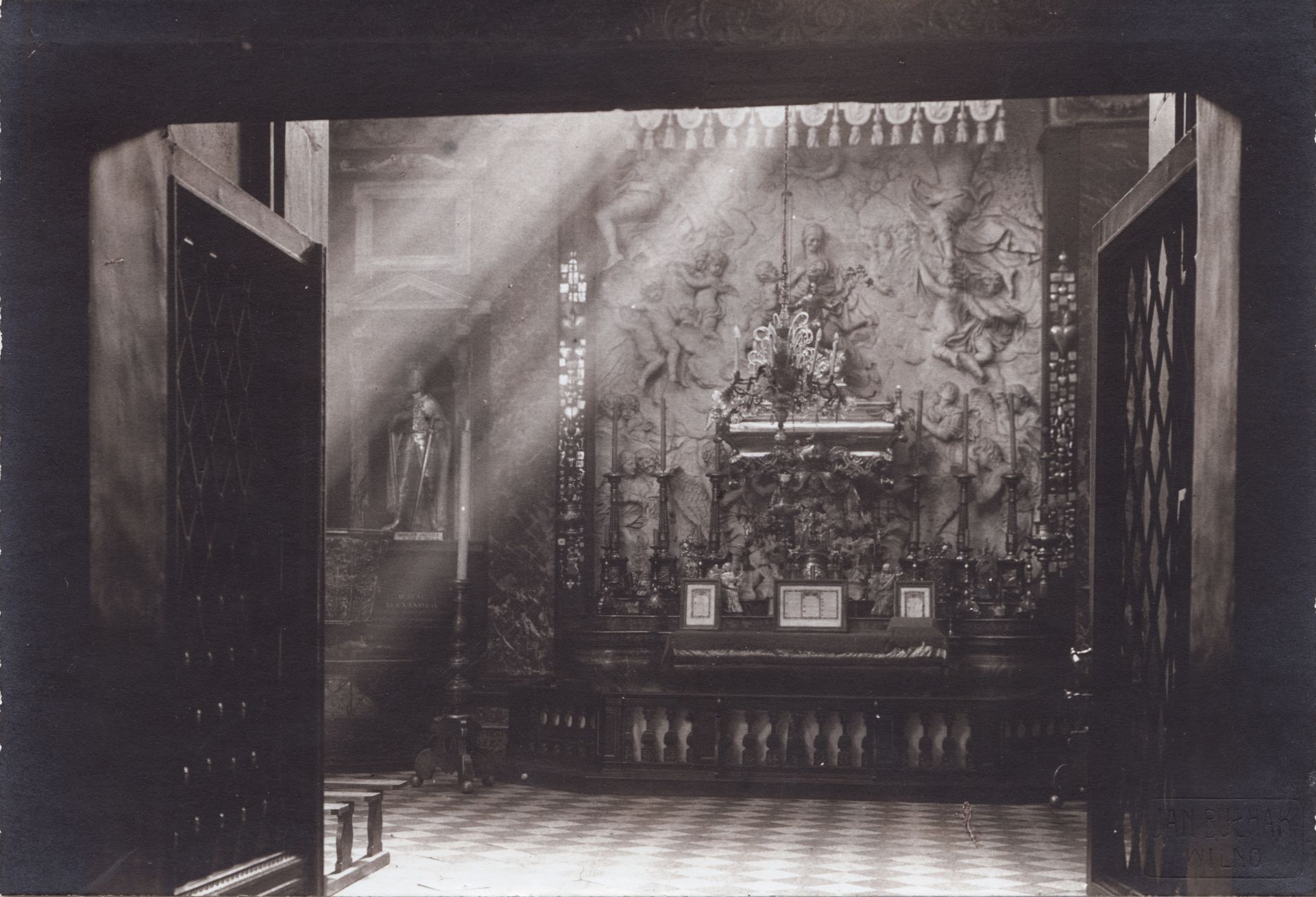Chandelier at the Chapel of Saint Casimir of the Cathedral Basilica of Vilnius. Photo by Jan Bułhak, 1931, in: Lietuvos dailės muziejus, inv. Nr. Fi-283