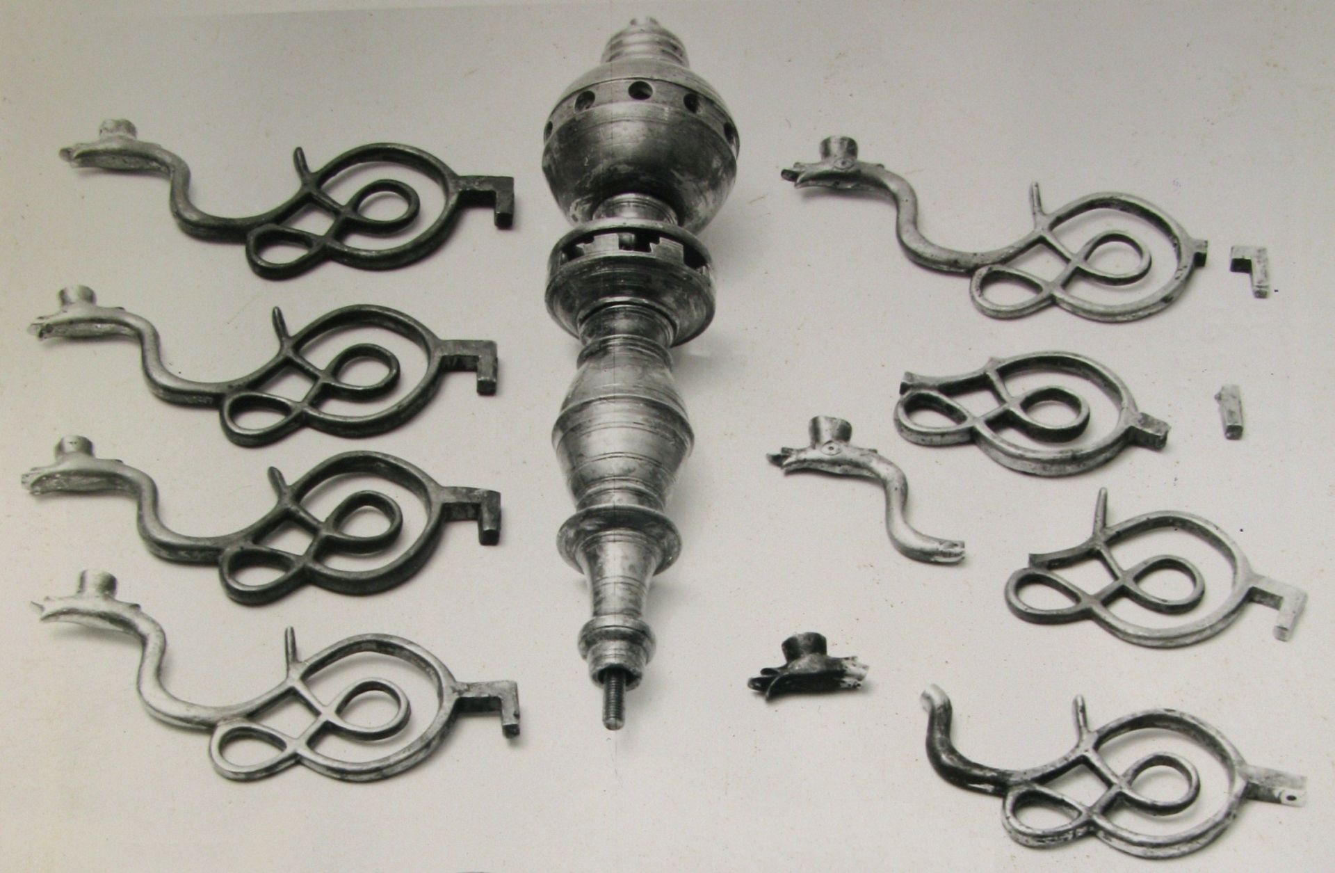 Parts of the chandelier before restoration, 1600–1699, Lithuanian Art Museum, TM-2332. Photo by Aleksandras Sidorenka, 1984, in: Lietuvos dailės muziejaus Prano Gudyno restauravimo centras