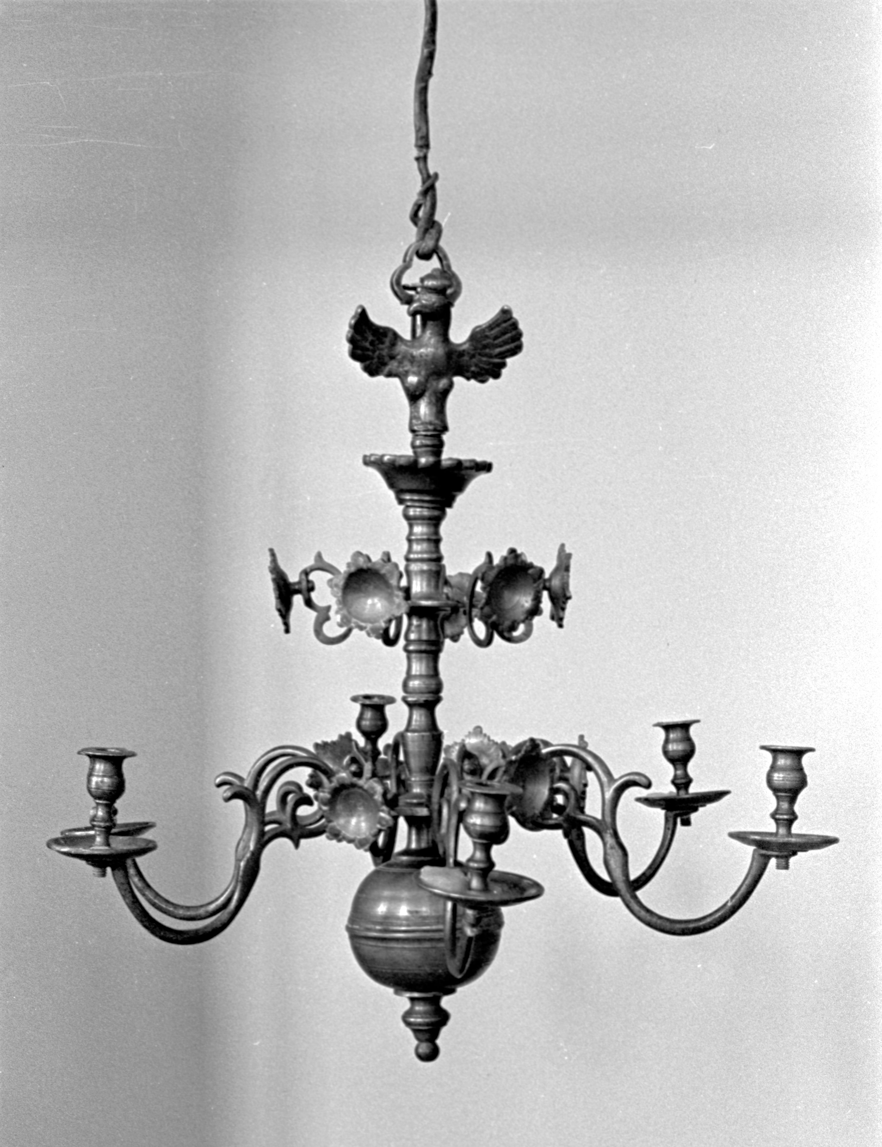 Chandelier, the National M. K. Čiurlionis Museum of Art, Tt-9556. Photo by Š. Liaugaudas, 1979, in: Photographic Documents Department of the CSAL, Inv. No. 11178.8.