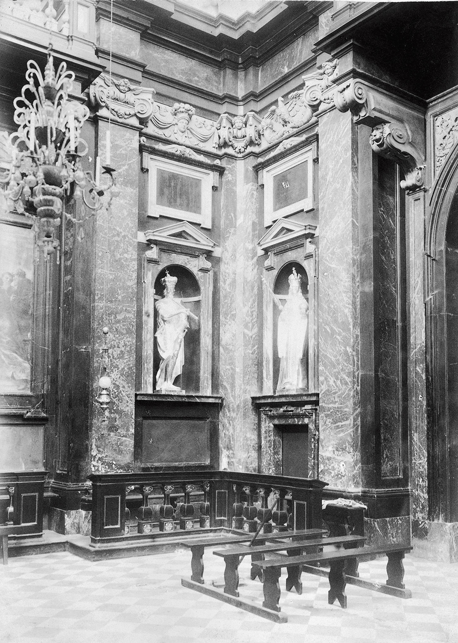 Chandelier at the Chapel of Saint Casimir of the Cathedral Basilica of Vilnius. Photo by Filibert Fleury, 1901, in: Lietuvos nacionalinis muziejus, ATV 8451