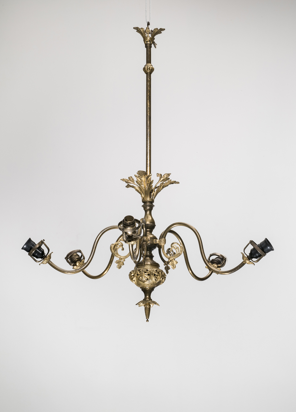 Chandelier, the early 20th c., the National Museum of Lithuania, IM-7980. Photo by Kęstutis Stoškus, 2019