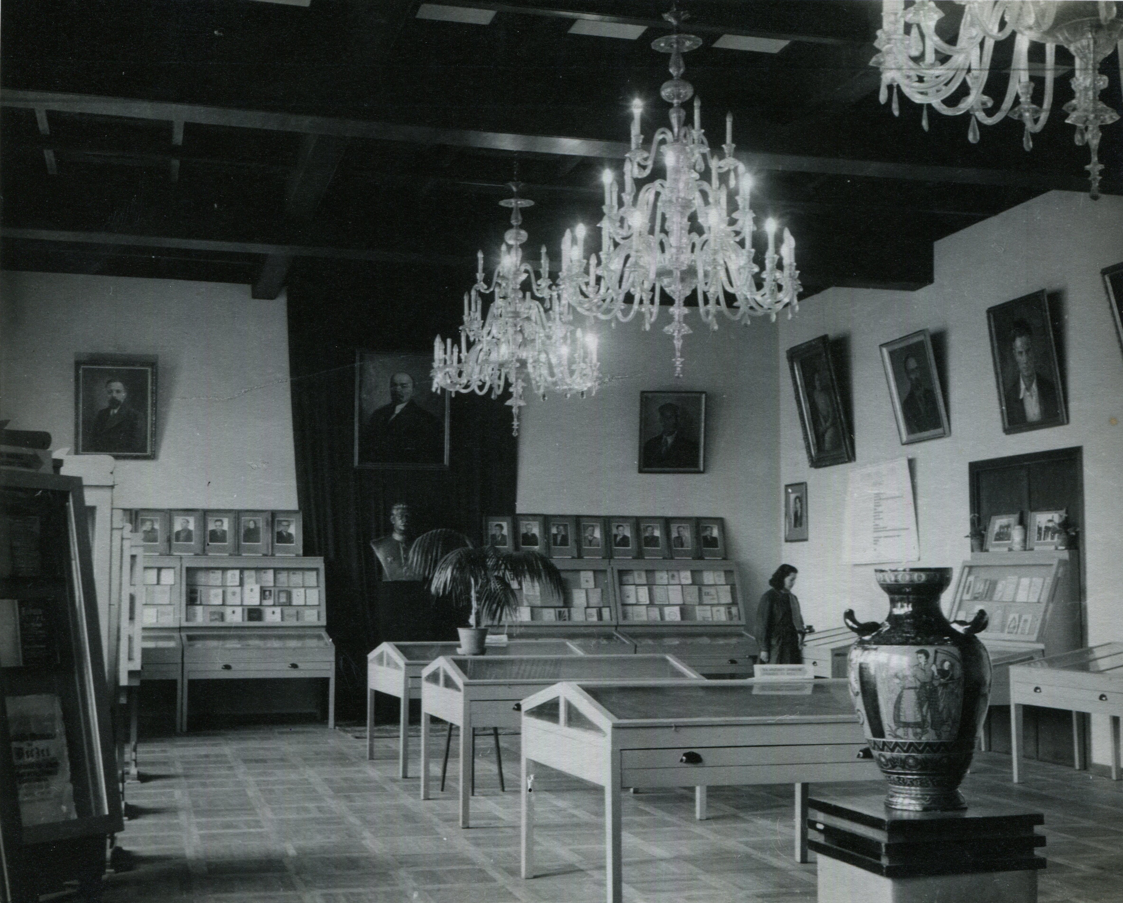 Chandeliers in the Central State Library, 1947, in: Vilna Gaon Museum of Jewish History, VŽM 8856/59.