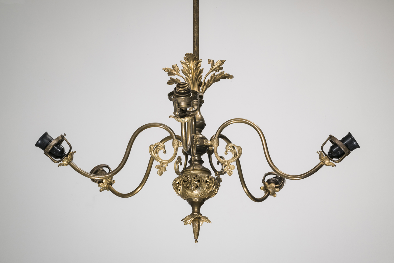 A fragment of the chandelier, the early 20th c., the National Museum of Lithuania, IM-7980. Photo by Kęstutis Stoškus, 2019