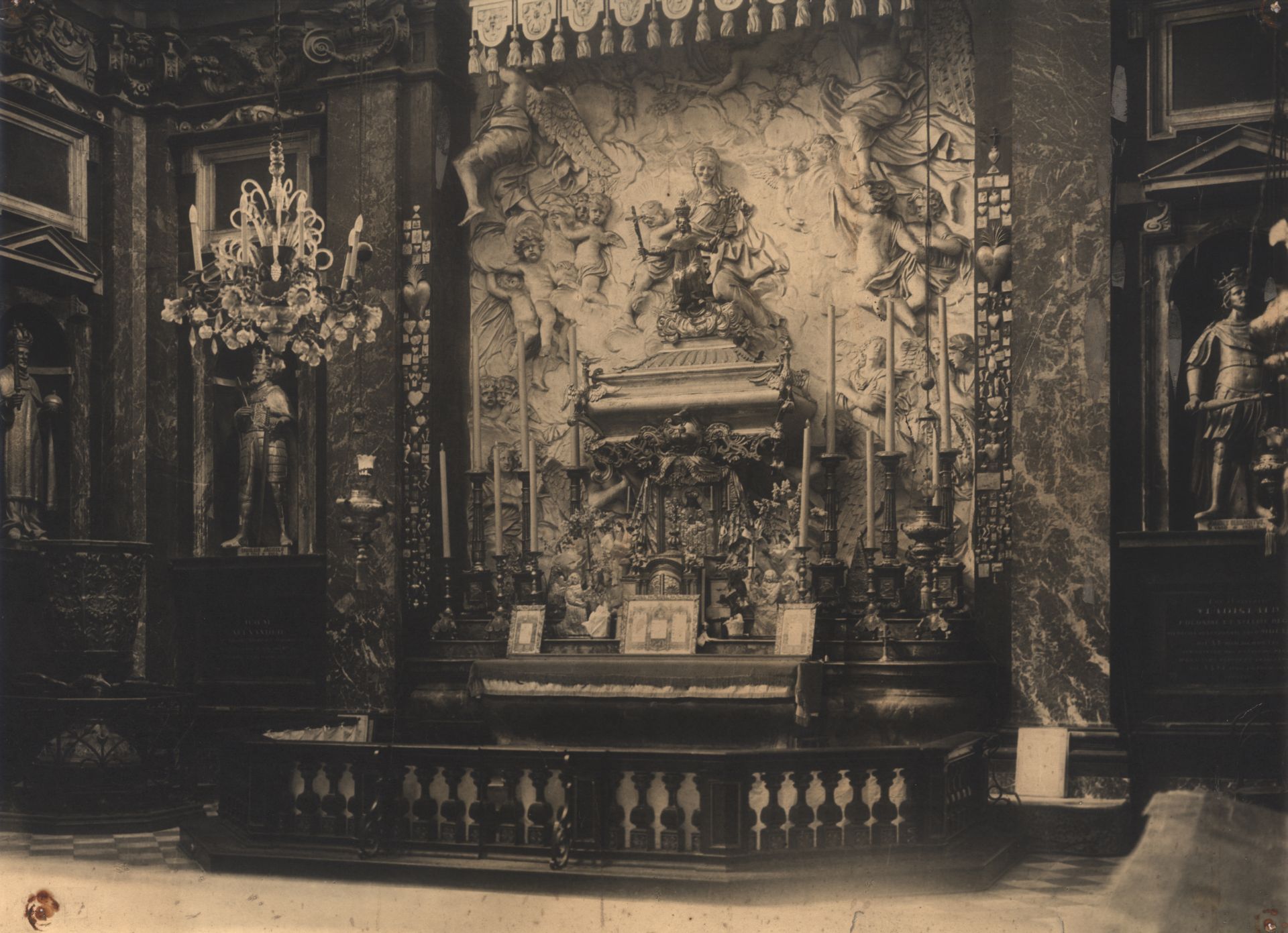 Chandelier at the Chapel of Saint Casimir of the Cathedral Basilica of Vilnius. Photo by Jan Bułhak, 1931, in: Lietuvos dailės muziejus, inv. Nr. Fi-106